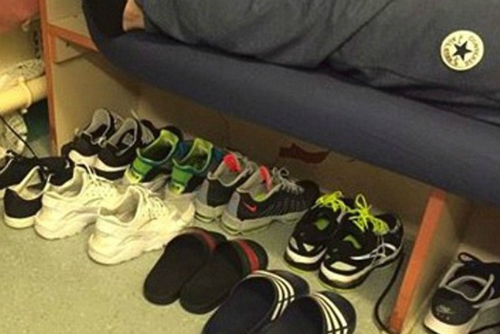 Hình ảnh tủ giày với nhiều mẫu giày thể thao thịnh hành của Warren Tevlin trong tù đăng trên Facebook năm 2011.