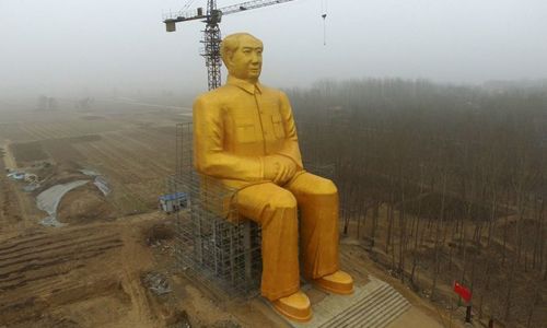 Bức tượng cao hơn 35 m vừa bị dỡ bỏ. Ảnh: AFP