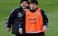 Messi được Maradona tận tình chỉ dạy.